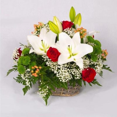 Cesta de lilium y rosas