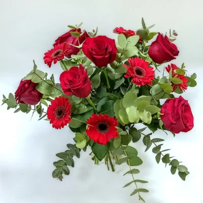 Ramo de flores san valetin rojo plano detalle