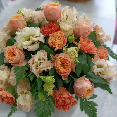 ramo de flores tellus tonos anaranjados y pastel