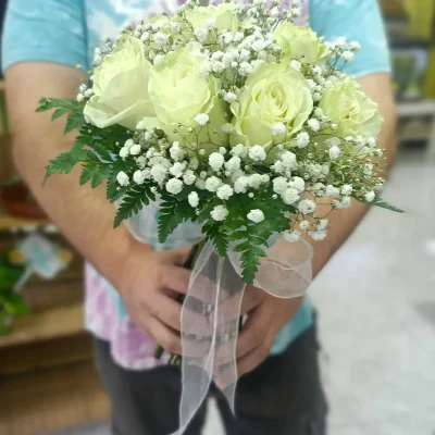 ramo de novia Zemyna en manos de hombre